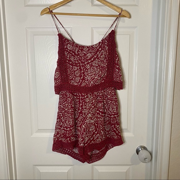 Abercrombie and Fitch women’s red paisley romper with adjustable straps - Picture 8 of 8